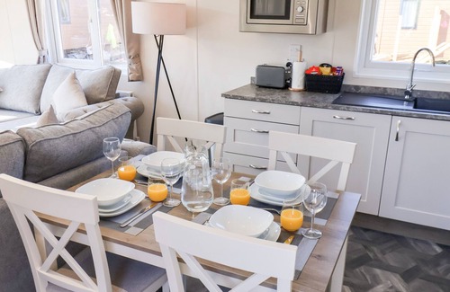 Runswick Bay Cabaña | PRIMROSE LODGE, pet friendly, country holiday cottage in Staithes