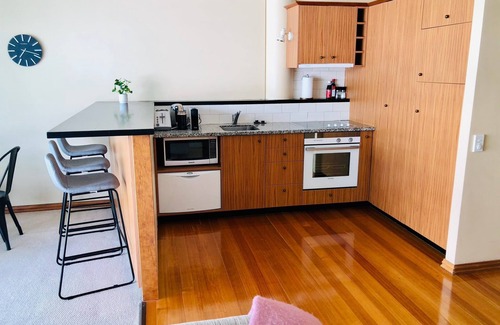 Auckland Central Business District Apartamento | Prince Wharf: Standard suite w/ Balcony, Skytower view