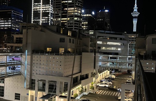 Auckland Central Business District Apartamento | Prince Wharf: Standard suite w/ Balcony, Skytower view