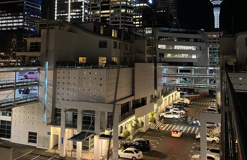 Auckland Central Business District Apartamento | Prince Wharf: Standard suite w/ Balcony, Skytower view