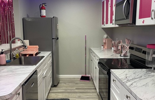 West Arlington Apartamento | Princess Pop Palace AT&T apartment with AC, WiFi in vibrant Arlington