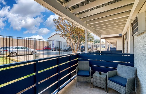 West Arlington Apartamento | Princess Pop Palace AT&T apartment with AC, WiFi in vibrant Arlington