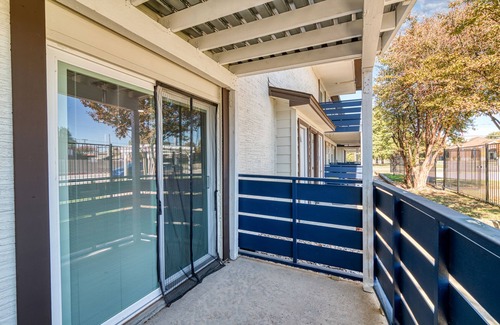 West Arlington Apartamento | Princess Pop Palace AT&T apartment with AC, WiFi in vibrant Arlington