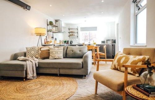 Riverside Apartamento | Principality View Apartment One, by Solace Stays