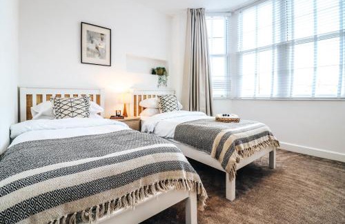 Riverside Apartamento | Principality View Apartment One, by Solace Stays