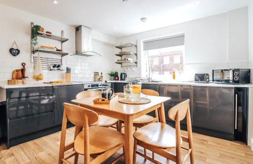 Riverside Apartamento | Principality View Apartment One, by Solace Stays