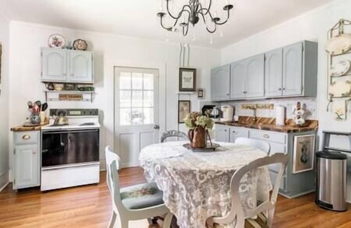 Mocksville Apartamento | Priscilla's Downtown Victorian Loft Getaway