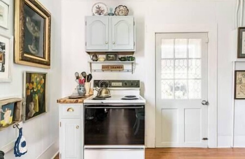 Mocksville Apartamento | Priscilla's Downtown Victorian Loft Getaway