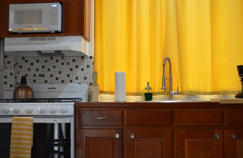 Belize City Casa | Pristine 1 Bedroom1 Bathroom Bungalow in Belize City