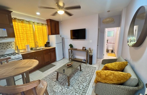 Belize City Casa | Pristine 1 Bedroom1 Bathroom Bungalow in Belize City