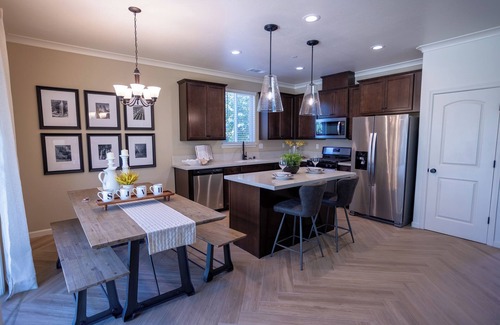 Hanford Casa | Pristine 3bed 2 bath bungalow in a safe suburban family friendly neighborhood.