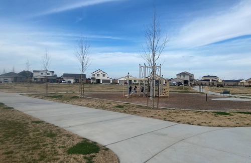 Hanford Casa | Pristine 3bed 2 bath bungalow in a safe suburban family friendly neighborhood.