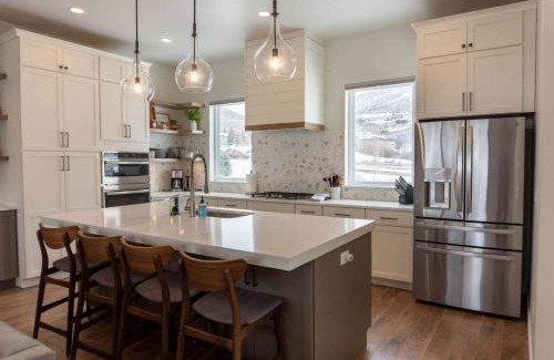 Deer Mountain Casa | Pristine 3BR with Hot Tub 15min to Park City