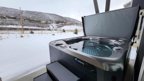 Deer Mountain Casa | Pristine 3BR with Hot Tub 15min to Park City