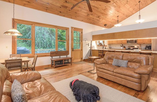 Hendersonville Casa | Pristine 4-Bd HVL/Flat Rock Retreat w/ Stream on 2 Acres