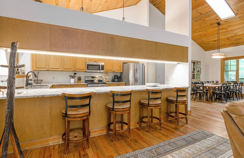 Hendersonville Casa | Pristine 4-Bd HVL/Flat Rock Retreat w/ Stream on 2 Acres