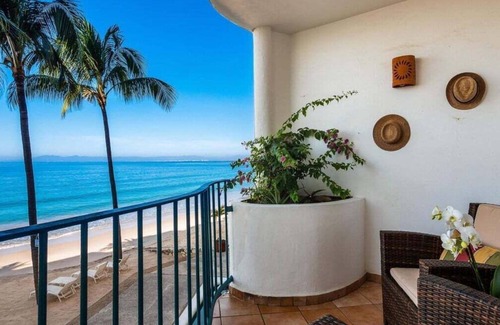 Puerto Vallarta Apartamento | Pristine Beach Front Views at Punta Negra! Sunsets