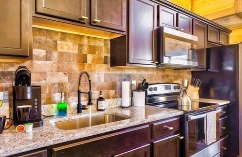 Sevierville Cabina | Hot Tub, Arcade & Pool Access - 4m Dollywood Pkwy