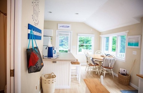 Orleans Casa | Pristine Cottage: EV charger, AC, outdoor shower+ firepit, walk to Bakers Pond