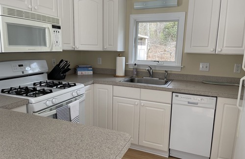 Orleans Casa | Pristine Cottage: EV charger, AC, outdoor shower+ firepit, walk to Bakers Pond