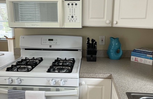 Orleans Casa | Pristine Cottage: EV charger, AC, outdoor shower+ firepit, walk to Bakers Pond