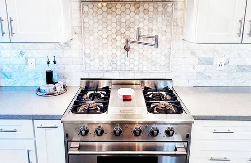 Goleta Casa | Pristine Family Getaway Retreat: Hot Tub, Tree House and Pool near USCB
