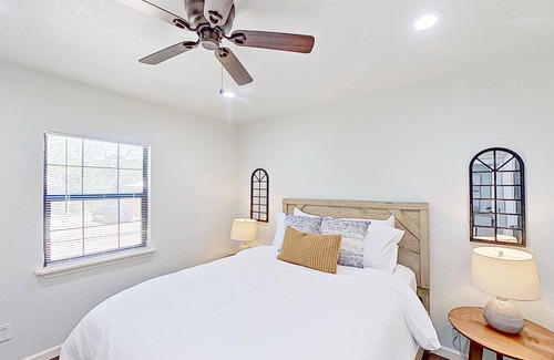 Blanco Cabina | Pristine home with firepit, central AC & washer/dryer - dog-friendly