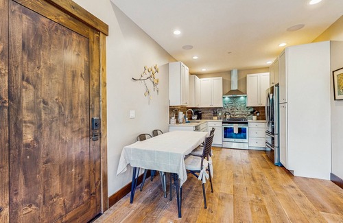 Truckee Apartamento | Pristine home with lovely interior, private deck, fast WiFi - great location