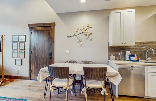 Truckee Apartamento | Pristine home with lovely interior, private deck, fast WiFi - great location