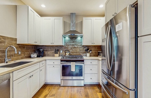Truckee Apartamento | Pristine home with lovely interior, private deck, fast WiFi - great location