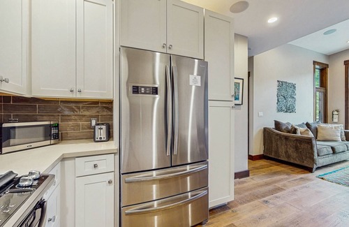 Truckee Apartamento | Pristine home with lovely interior, private deck, fast WiFi - great location