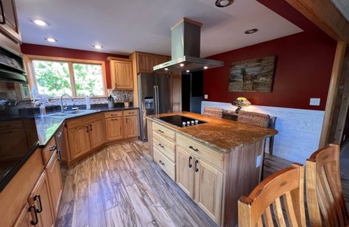 Mayfield Casa | Pristine log home with a western feel! It's not just a stay but an experience!