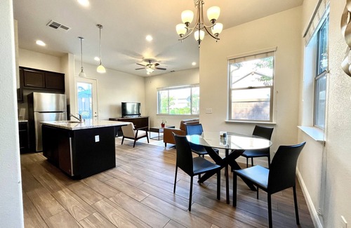 Fresno Casa | Pristine Luxury Home for Traveling Professionals