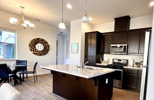 Fresno Casa | Pristine Luxury Home for Traveling Professionals