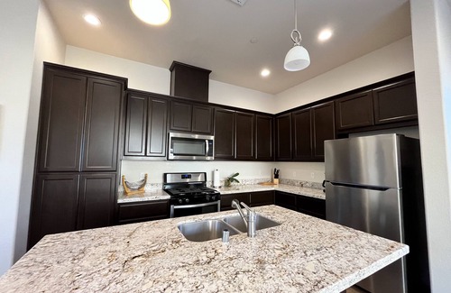 Fresno Casa | Pristine Luxury Home for Traveling Professionals