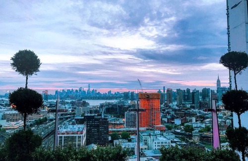 Hunters Point Apartamento | Pristine mini loft in luxury building in LIC