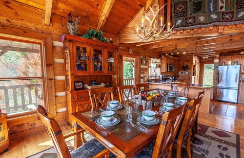 Vilas Cabina | 3BR Pristine Mountain Cabin, Vistas, Se aceptan mascotas, Mesa de billar, Jacuzzi y Firepit!