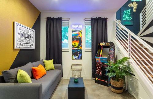 East Cesar Chavez Casa | Pristine Pool Palace 6BR - Rainey St - 7min walk