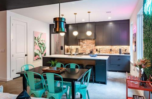 East Cesar Chavez Casa | Pristine Pool Palace 6BR - Rainey St - 7min walk