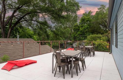East Cesar Chavez Casa | Pristine Pool Palace 6BR - Rainey St - 7min walk