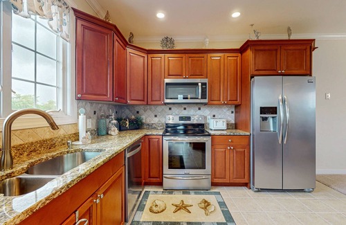 West Ocean City Casa | Pristine West OC townhome close to shopping, w/kitchen, washer/dryer & free WiFi