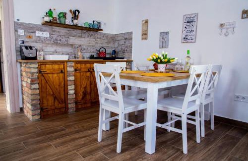 Szanda Apartamento | Privát Szálláshely Dézsafürdővel-Kata Cottage