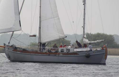 Municipality of Noord-Beveland Cama Y Desayuno | Privé B&B Zeilboot Noorderlicht
