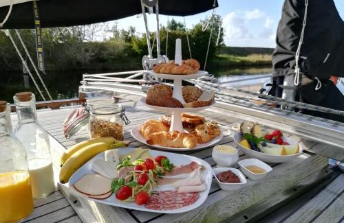 Municipality of Noord-Beveland Cama Y Desayuno | Privé B&B Zeilboot Noorderlicht