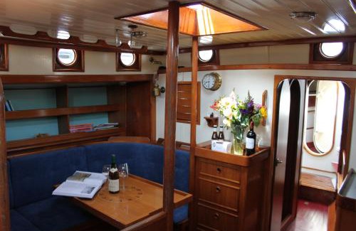 Municipality of Noord-Beveland Cama Y Desayuno | Privé B&B Zeilboot Noorderlicht