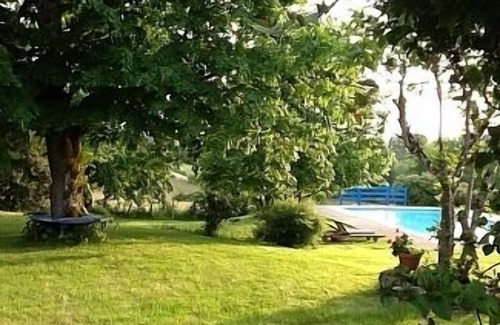 Saint-Privat-des-Pres Casa | Villa con gran piscina climatizada y privada.