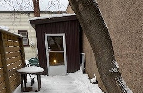 Thunder Bay Apartamento | PRIVATE, 1 BDM APT Sleeps 2 . NEAR AIR, TRANSPORT, SHOPS. Quiet nites.