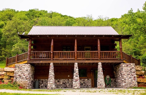 Lansing Casa | ¡Cabina aislada y amigable para familias a 5 minutos del río Mississippi y Lansing!