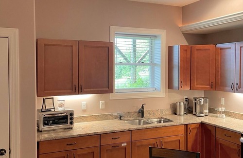 Leicester Casa | Private 1st Floor Unit - Full Kitchen - Master BR w King sized bed - 13 min 2 DT