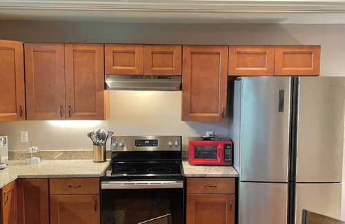 Leicester Casa | Private 1st Floor Unit - Full Kitchen - Master BR w King sized bed - 13 min 2 DT